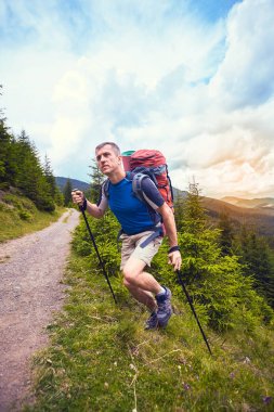 Bir sırt çantası ile yaz aylarında dağlarda hiking.