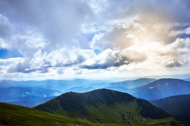 Gün batımında dağın tepesinden güzel manzara.