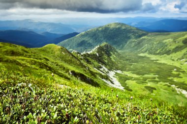 Gün batımında dağın tepesinden güzel manzara.