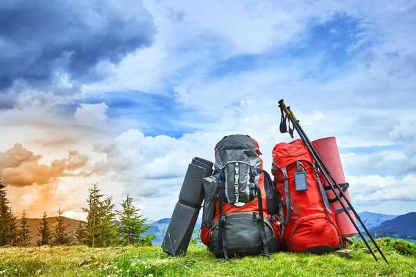 Backpacks in the mountains overlooking the mountains on the gree — Stock Photo, Image