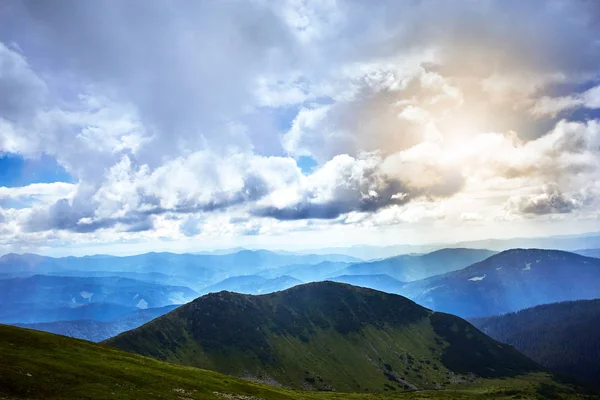 Gün batımında dağın tepesinden güzel manzara.