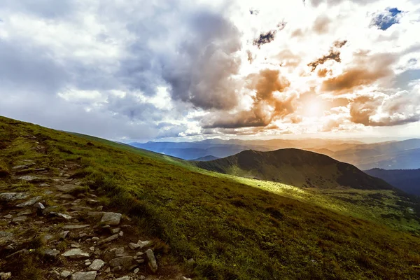 Gün batımında dağın tepesinden güzel manzara.
