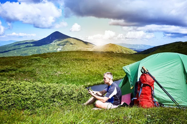 Bir sırt çantası ile yaz aylarında dağlarda hiking.