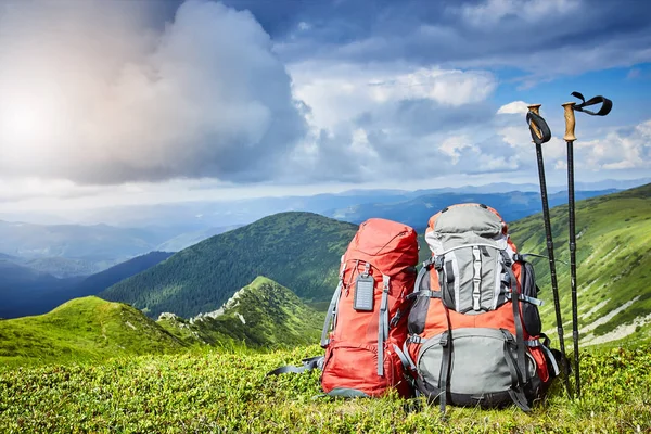 Sacs à dos dans les montagnes donnant sur les montagnes sur le gree — Photo