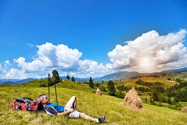 Bir sırt çantası ile yaz aylarında dağlarda hiking.