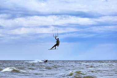 Yaz aylarında denizde dalgalar uçurtma sörf.