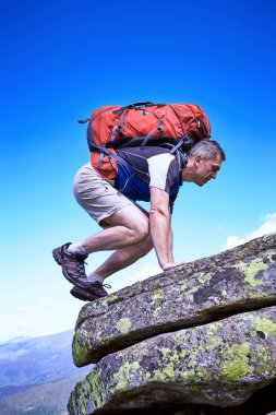 Bir sırt çantası ile yaz aylarında dağlarda hiking.