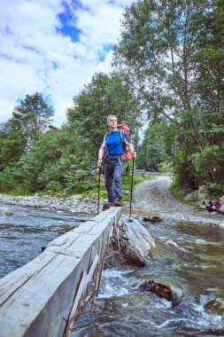 Bir sırt çantası ile yaz aylarında dağlarda hiking.