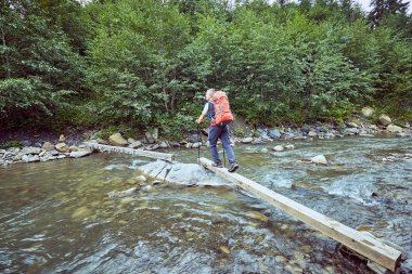 Bir sırt çantası ile yaz aylarında dağlarda hiking.