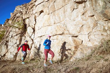 Adam ve kız dağlarda yolda çalışan