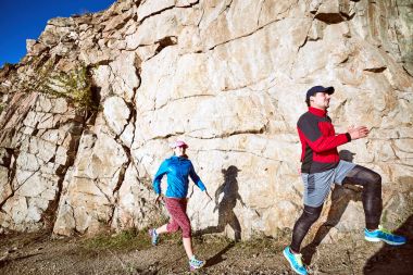 Adam ve kız dağlarda yolda çalışan