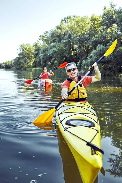 Een kano-tochtje op de rivier in de zomer. — Stockfoto