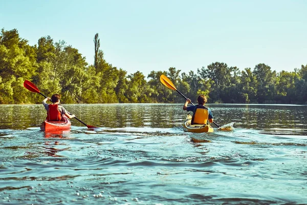 Un viaje en canoa por el río a lo largo del bosque en verano . —  Fotos de Stock