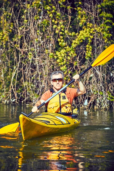 Eine Kanutour auf dem Fluss im Sommer. — Stockfoto