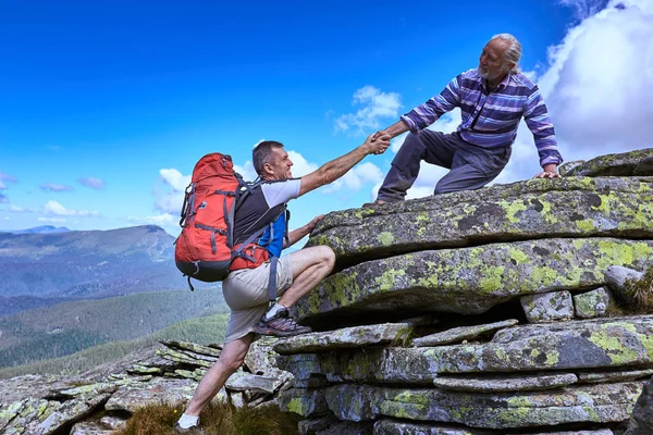 Hjälpa, stödja och hjälpa i en farlig situation att vandra i m — Stockfoto