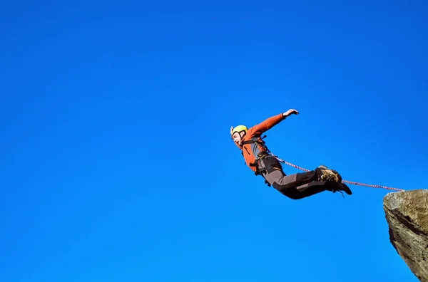 ロープを使って崖から飛び降りる. — ストック写真