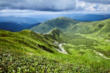 Gün batımında dağın tepesinden güzel manzara.