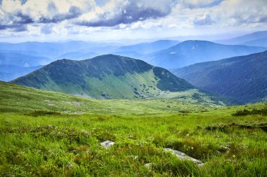 Gün batımında dağın tepesinden güzel manzara.