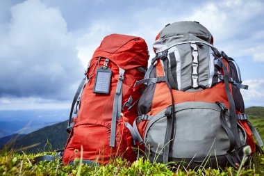 Dağlarda gree dağlardaki bakan sırt çantaları