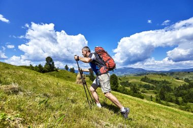 Bir sırt çantası ile yaz aylarında dağlarda hiking.