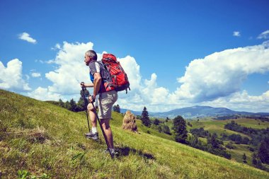 Bir sırt çantası ile yaz aylarında dağlarda hiking.