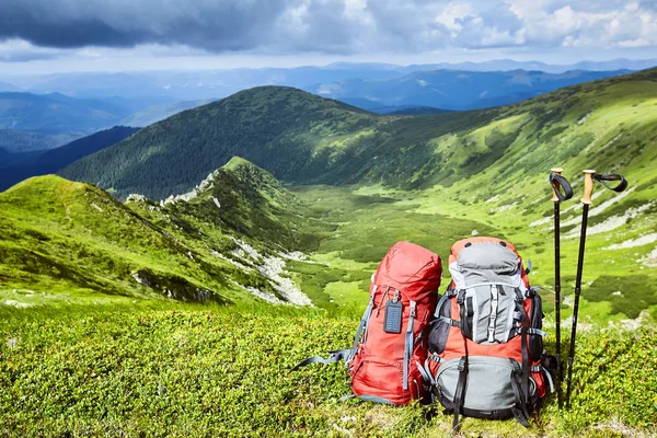 Sacs à dos dans les montagnes donnant sur les montagnes sur le gree — Photo