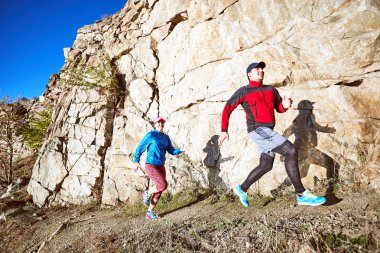 Adam ve kız dağlarda yolda çalışan