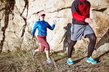 Adam ve kız dağlarda yolda çalışan