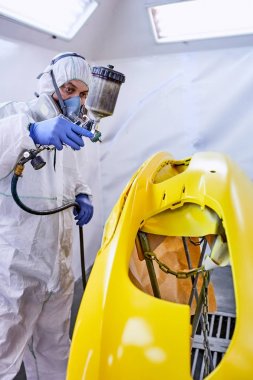 Araba parçaları sarı hizmet boyama.