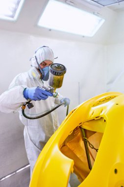 Araba parçaları sarı hizmet boyama.