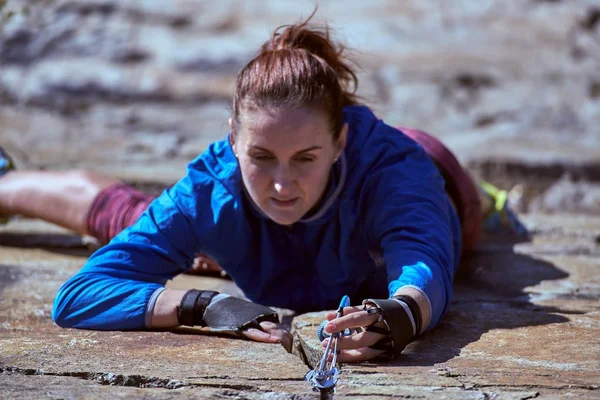 La chica está escalando un complejo terreno rocoso . —  Fotos de Stock