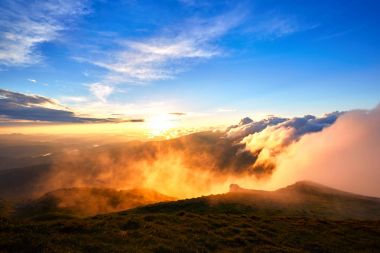 Gün batımında dağın tepesinden güzel manzara.
