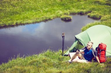Bir sırt çantası ile yaz aylarında dağlarda hiking.