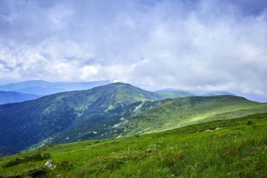 Gün batımında dağın tepesinden güzel manzara.