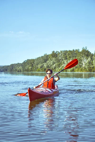 Una gita in canoa lungo il fiume lungo la foresta in estate . — Foto Stock