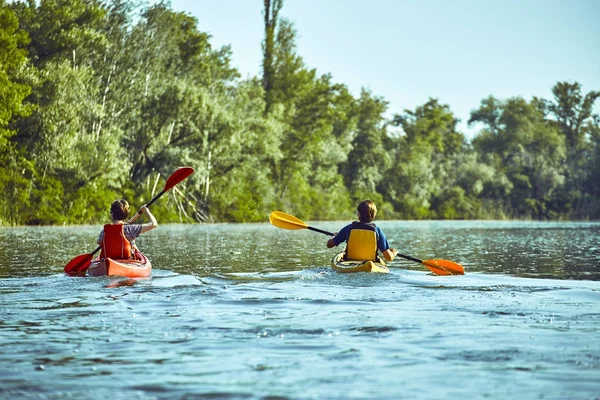 Nehir boyunca ormanda yaz boyunca kano gezisi.