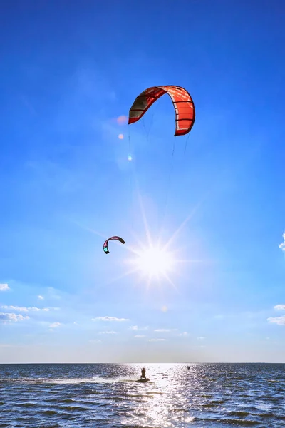 Man rijden een kite surfen op de golven in de zomer. — Stockfoto