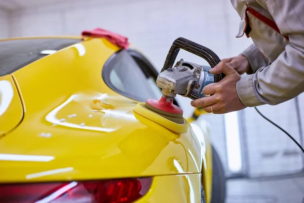 Servis istasyonu satılık araba hazırlama.
