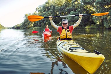 Yaz aylarında nehir Kano gezisinde.