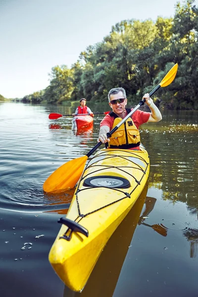 Une excursion en canot sur la rivière en été . — Photo