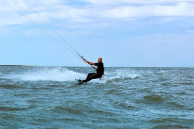 Yaz aylarında dalgalar sörf uçurtma kişini.