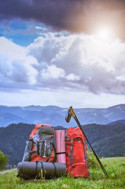 Dağlarda gree dağlardaki bakan sırt çantaları