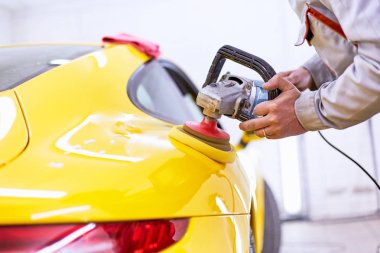 Servis istasyonu satılık araba hazırlama.