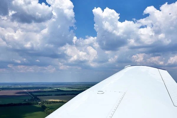 Vue depuis la fenêtre de l'avion à basse altitude . — Photo