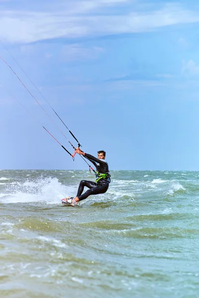 Mann beim Kitesurfen auf den Wellen im Sommer. — Stockfoto