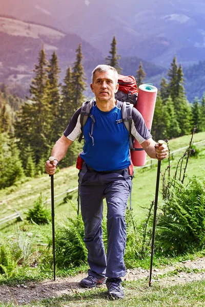 Caminhadas nas montanhas no verão com uma mochila . — Fotografia de Stock