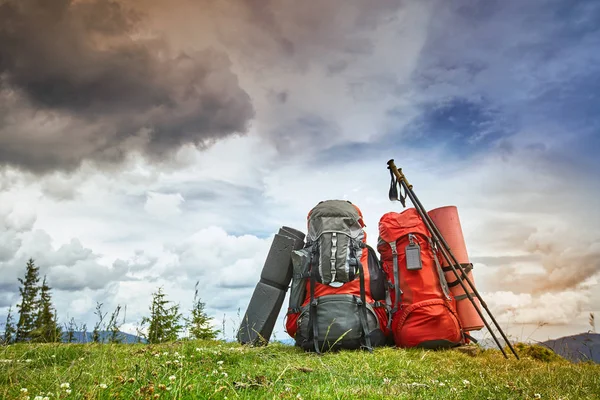 Mochilas nas montanhas com vista para as montanhas no gree — Fotografia de Stock