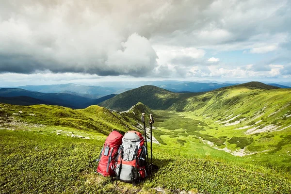 Backpacks in the mountains overlooking the mountains on the gree — Stock Photo, Image