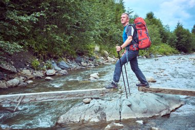 Bir sırt çantası ile yaz aylarında dağlarda hiking.