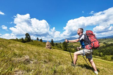 Bir sırt çantası ile yaz aylarında dağlarda hiking.